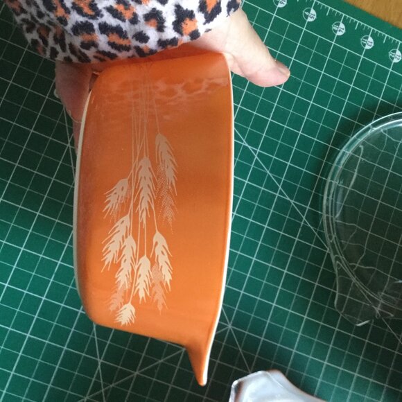 Vintage Pyrex Autumn Harvest Wheat Pattern Orange/Rust 3 Piece Set with lids - Picture 4 of 5